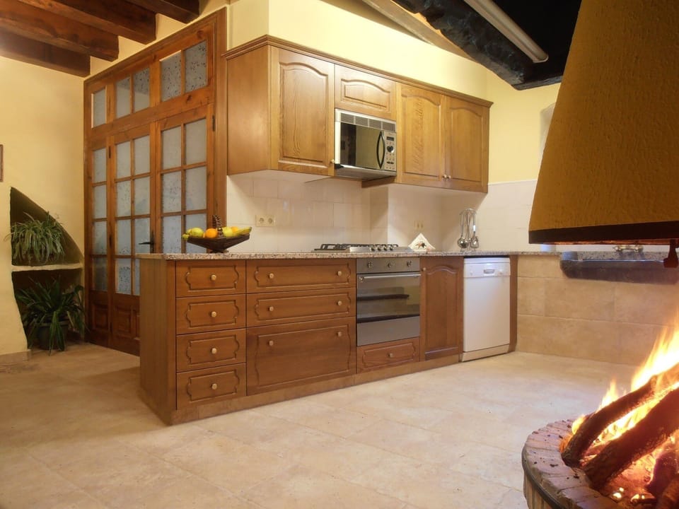 The kitchen and main entrance from other angle, see fireplace bottom right