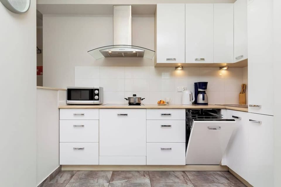 Fully equipped kitchenette. 
