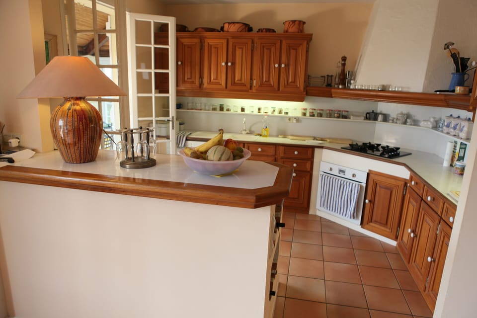 Kitchen with bar