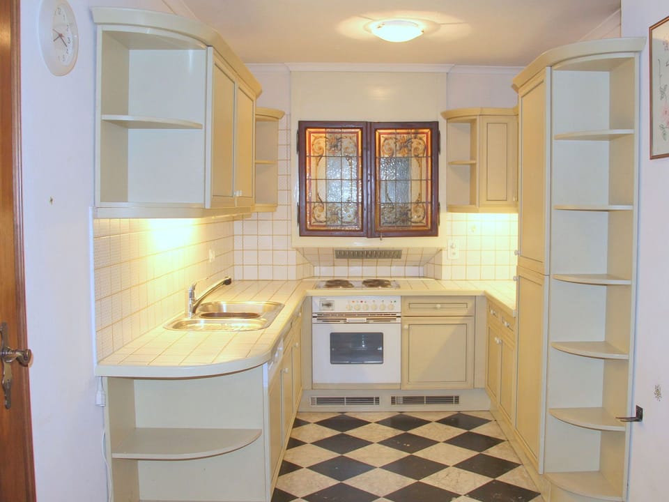 landhouse-kitchen:
4 cook-plates, oven,
fumehod, refrigerator, icer, dishwasher