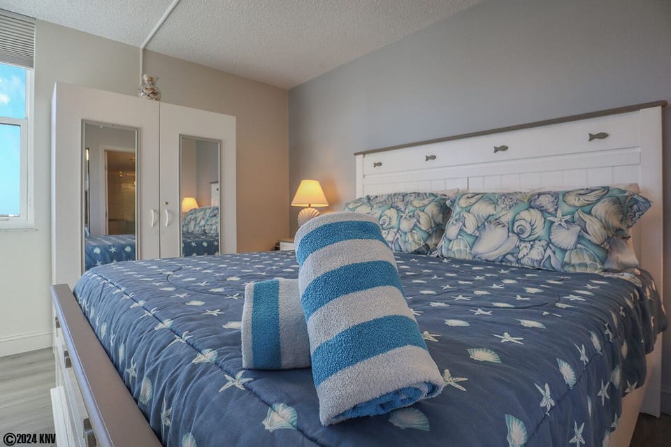 Fresh linens, including beach towels, are supplied