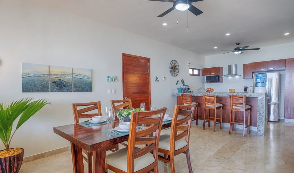 Dining Area and Breakfast Bar