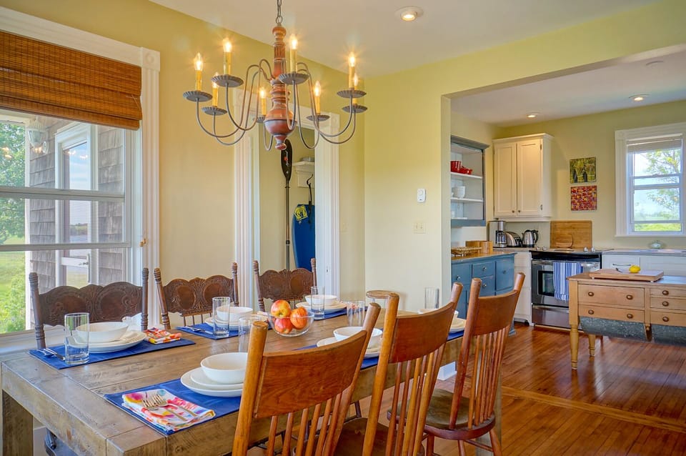 Open concept kichen and dining area