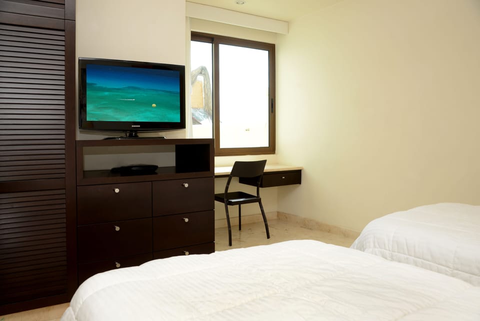 2nd bedroom can be set up with twin beds or a king