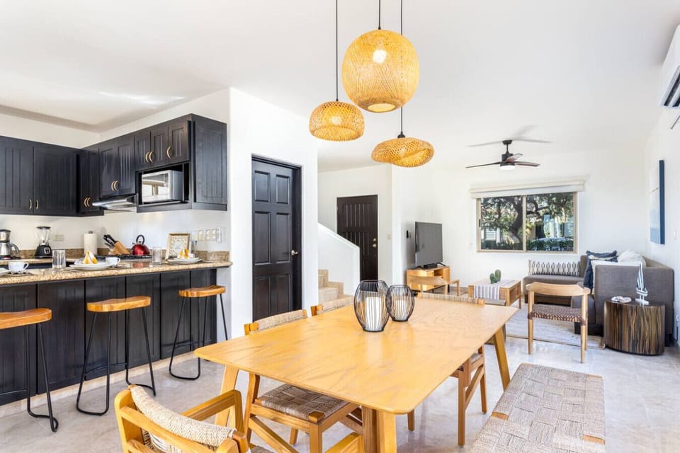 Dining area with seating for 6 guests