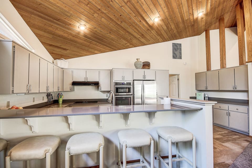 Kitchen with breakfast bar seats for 5 in total 