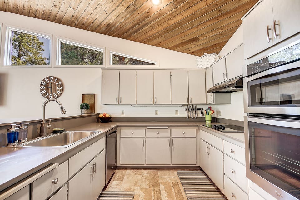 Kitchen with all new appliances, fully equipped with dishes for 14, top quality