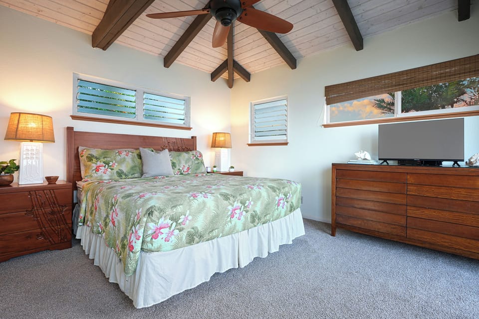 MASTER BDRM - KING BED/OCEAN VIEW/ENSUITE BATH/PRIVATE LANAI/AC