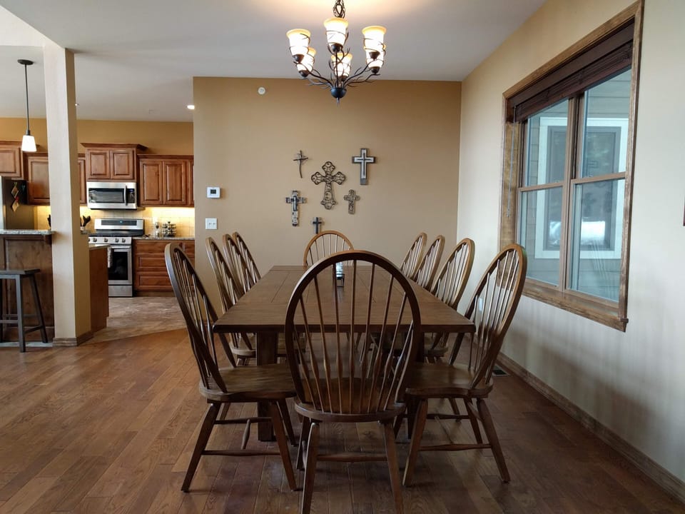 Dining room with seating for 10 (8 more seats available at kitchen bar and nook)