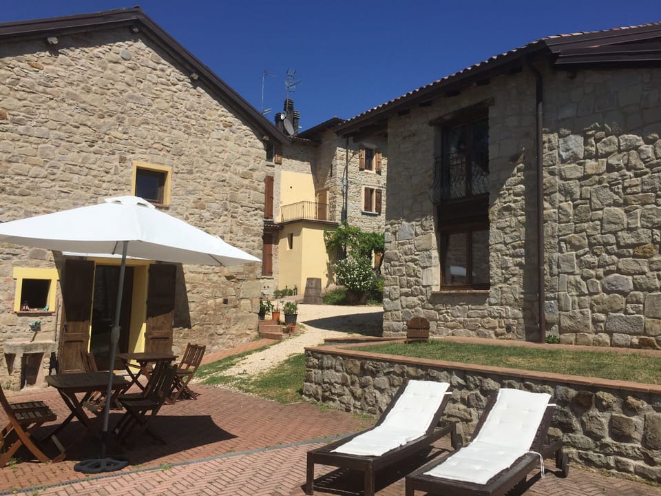 Outdoor dining and sunbeds
