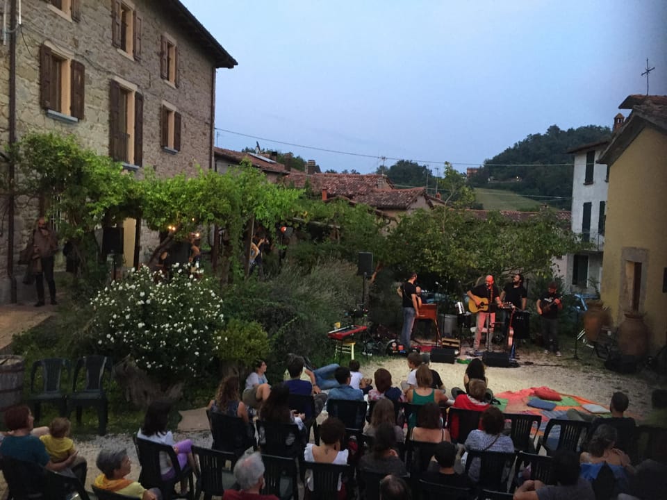 SassiScritti concert August 2018 in 6Stanco courtyard, B&B on left