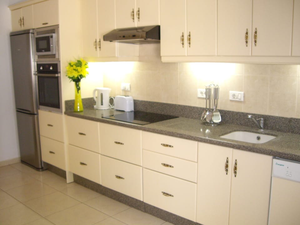 Beautiful Fully Fitted Kitchen, Utility Room Attached, Inc Dishwasher, Fridge Freezer, Clothes Washer.