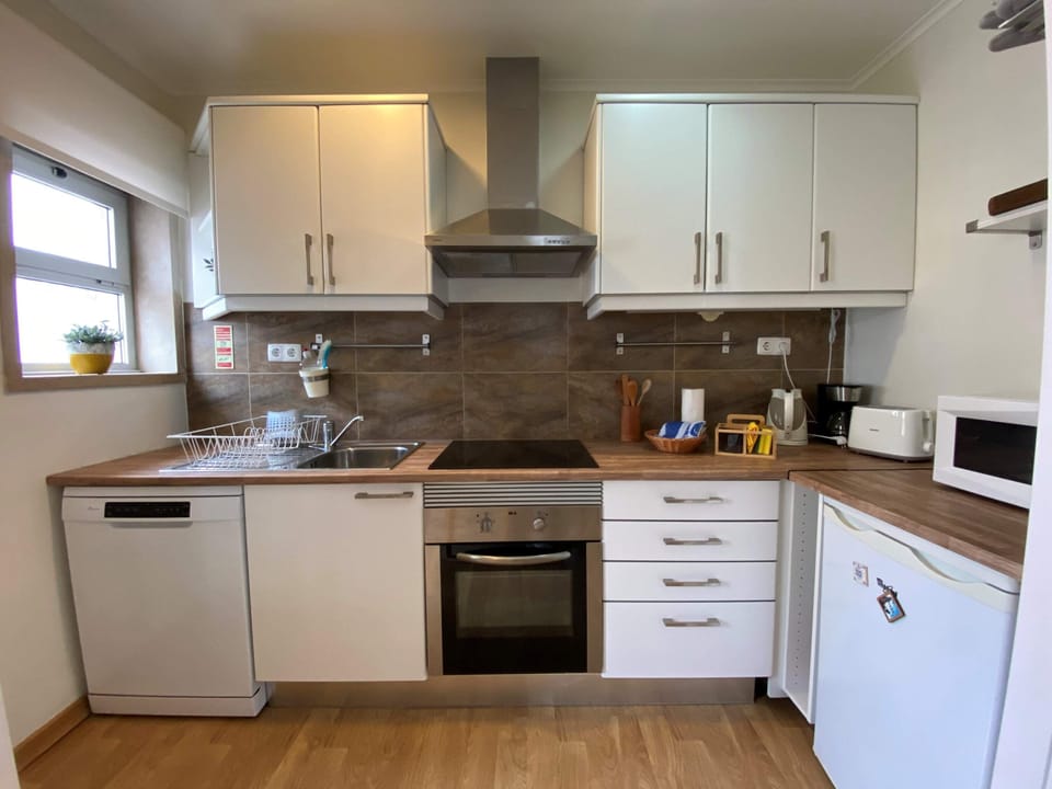 Cascais Centre Holiday Apartment - Living room and kitchenette