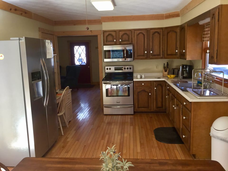 Main level kitchen fully equipped 