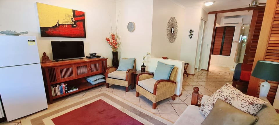 The lounge room with extra seating and a 40" smart tv.