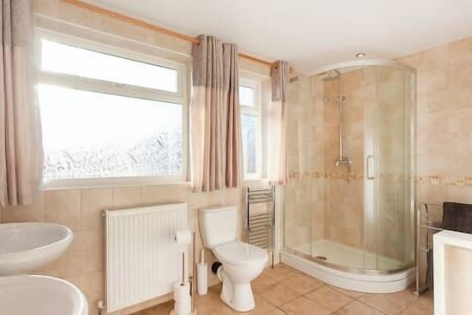 Lovely big shower with rain shower head and adjustable shower head - you choose!