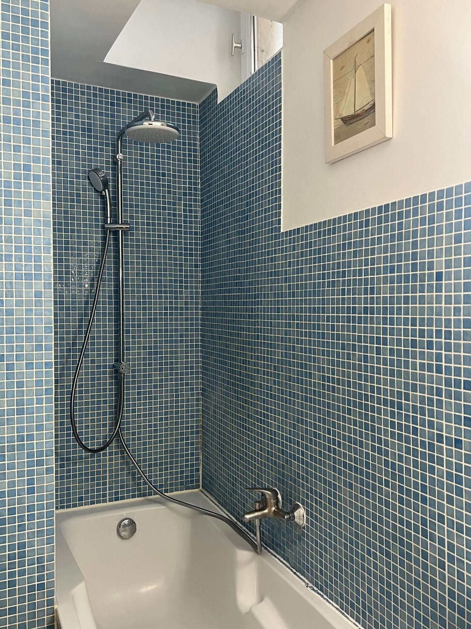 shower and bath tub 