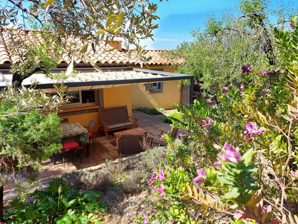 kaï-nou in the heart of a pine forest sleeps 4. 2 shower rooms. 2 WCs. Cottage in La Cadière-d'Azur