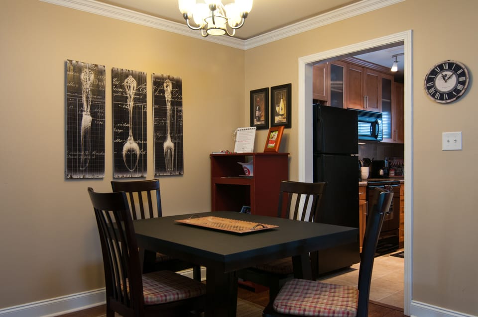 Dining Table with leaf for extra space if needed. Seats 4-6. 