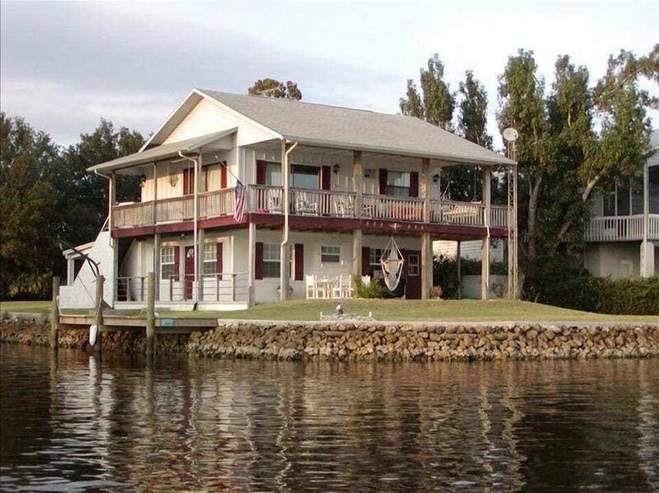Nautical Cabin on the water