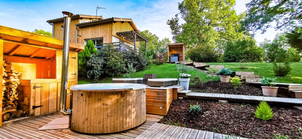 Outdoor spa tub