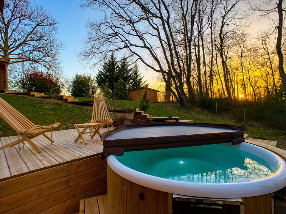 Outdoor spa tub