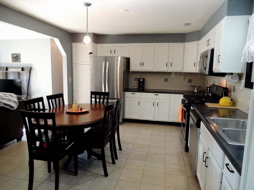 Enjoy wonderful meals in this fully equipped kitchen