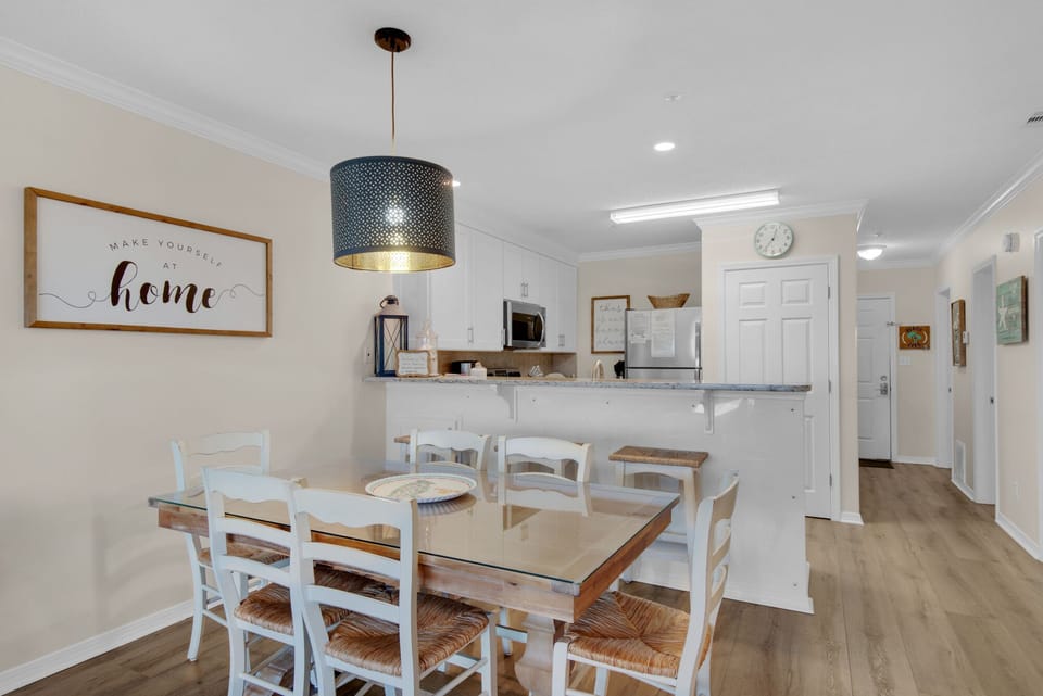 Dinning area with 3 bar stools