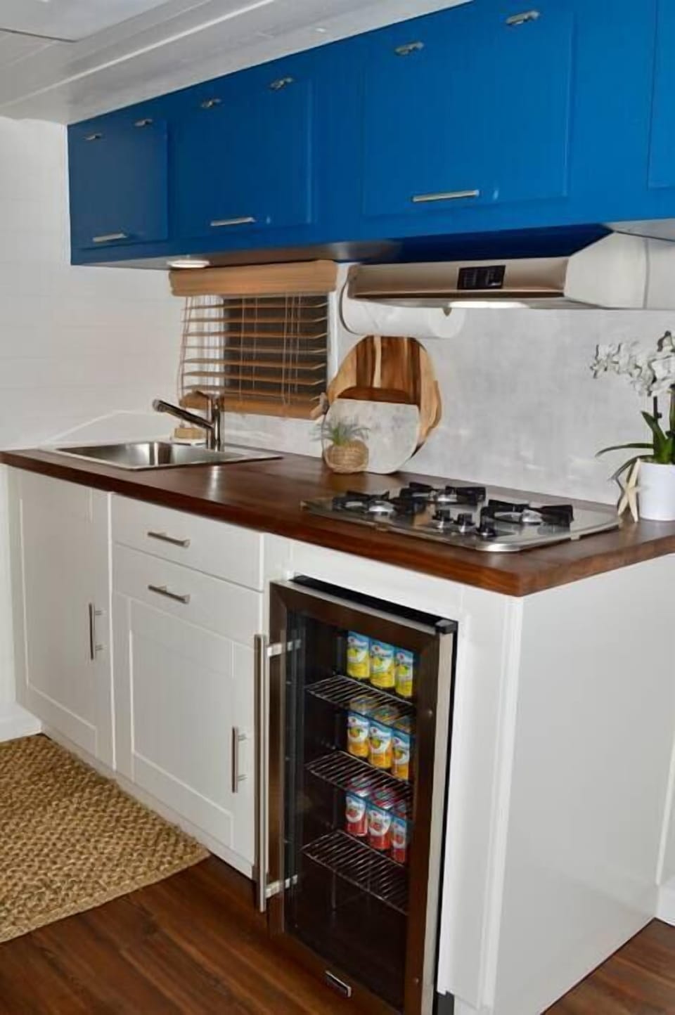Kitchenette with gas stovetop