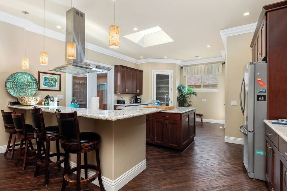 Kitchen Peninsula - Breakfast Bar - Seating for 4