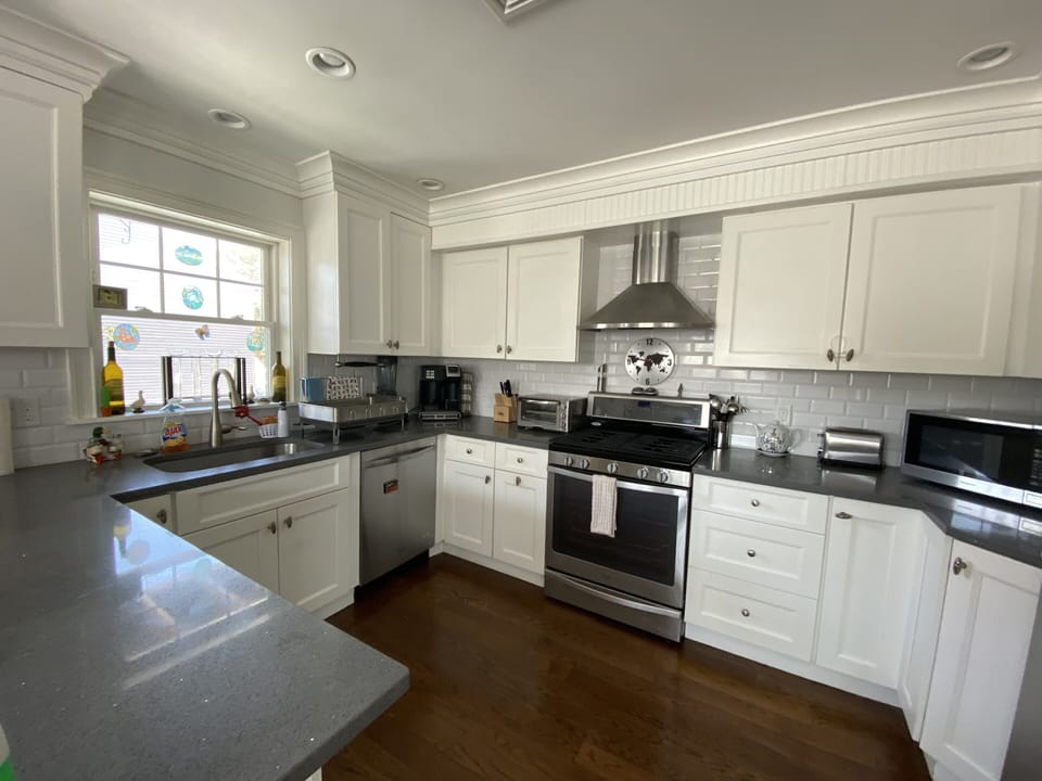 Full kitchen