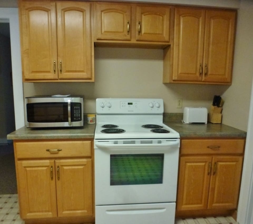 Kitchen - new stove & new microwave