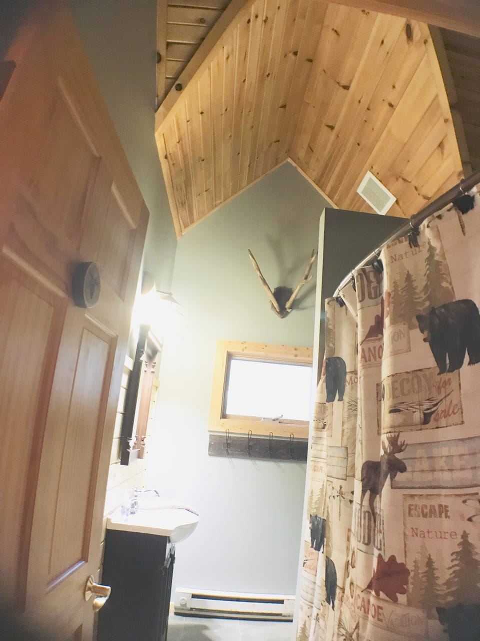 Upstairs loft full bath.