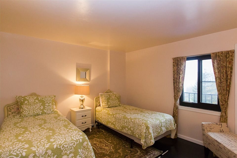 2nd bedroom set up with twin beds (can be reset as a king upon request)