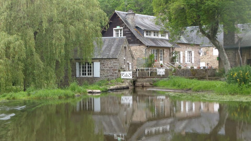 Gite d'ile. The romantic riverside studio cottage