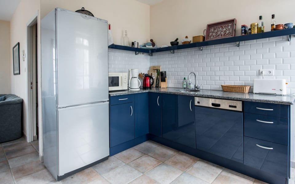 Le Laurier: traditional tiles, blue granite countertop, fully equipped kitchen