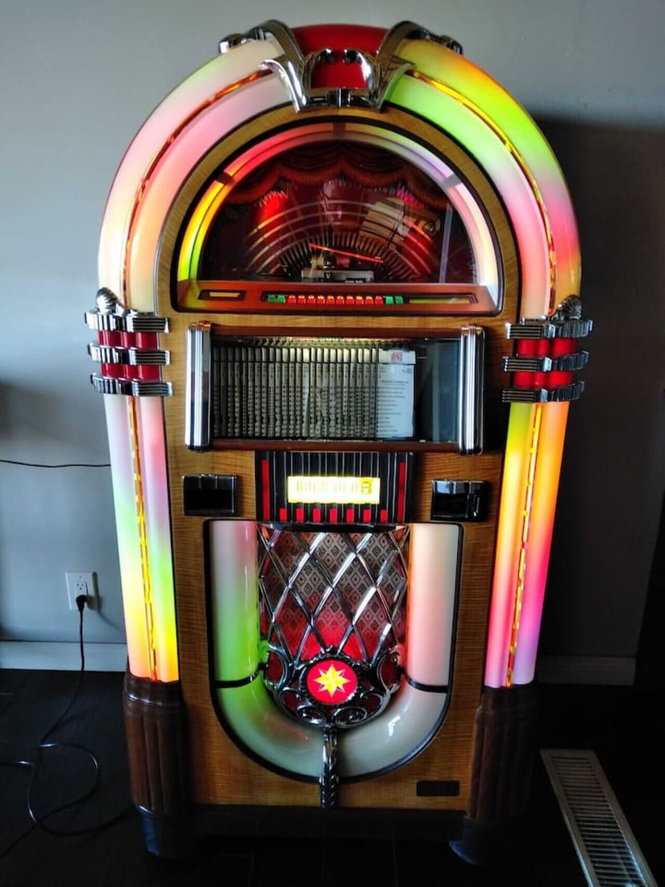 Rockola jukebox with lots of tunes and great speakers