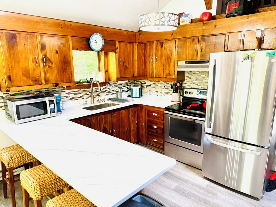 New quartz counter & stainless appliances