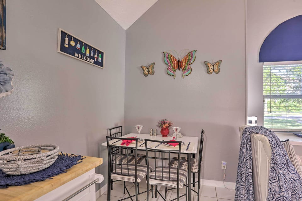 Dining Area | Dishware & Flatware Provided