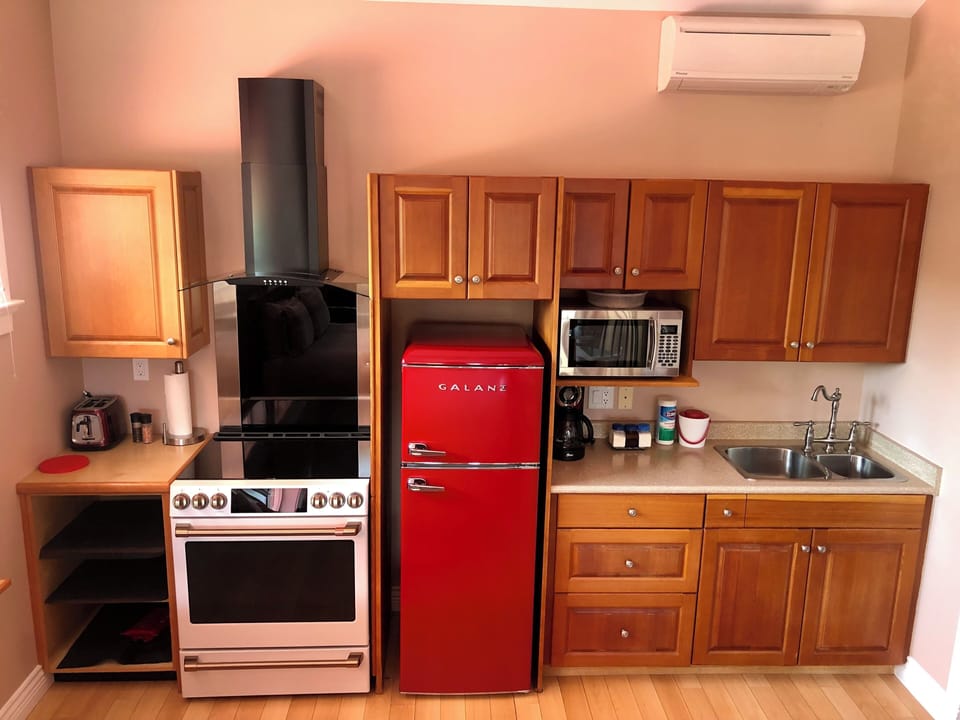 Full kitchen with oven, also a BBQ outside