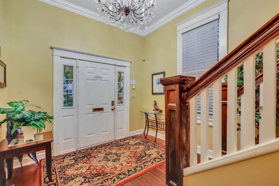 Notice the gorgeous crystal chandelier in the foyer that I'm very proud of!!