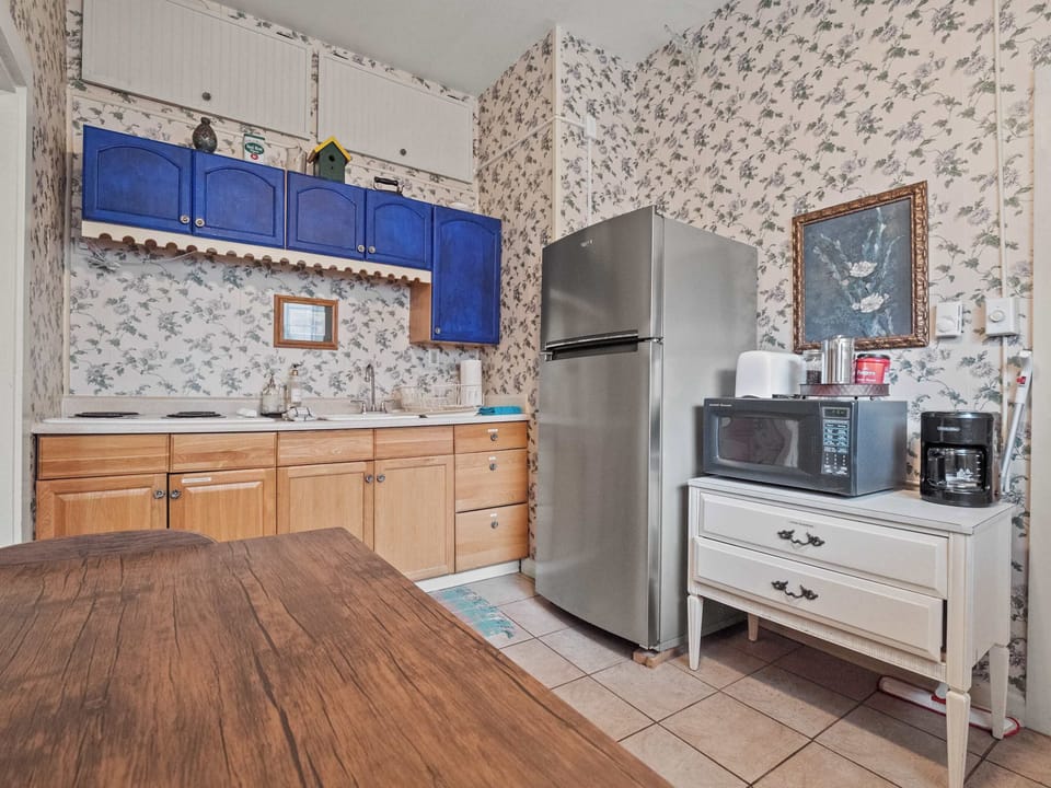 【Lockoff Kitchenette】Table for two and a full-size fridge