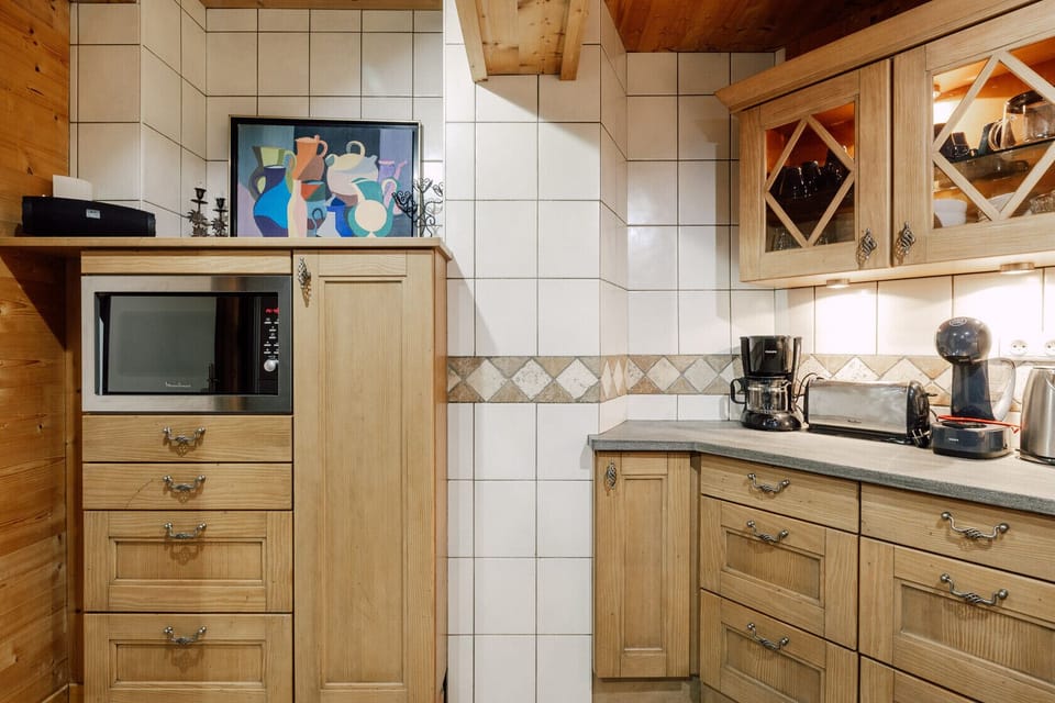 The Chalet Ride & Breakfast has a large, fully-equipped, self-contained kitchen for large groups, with all the equipment needed for 15 people. You can cook for your group yourself or use our services: meal delivery, typical Savoyard dishes, home chef, we have what you need.