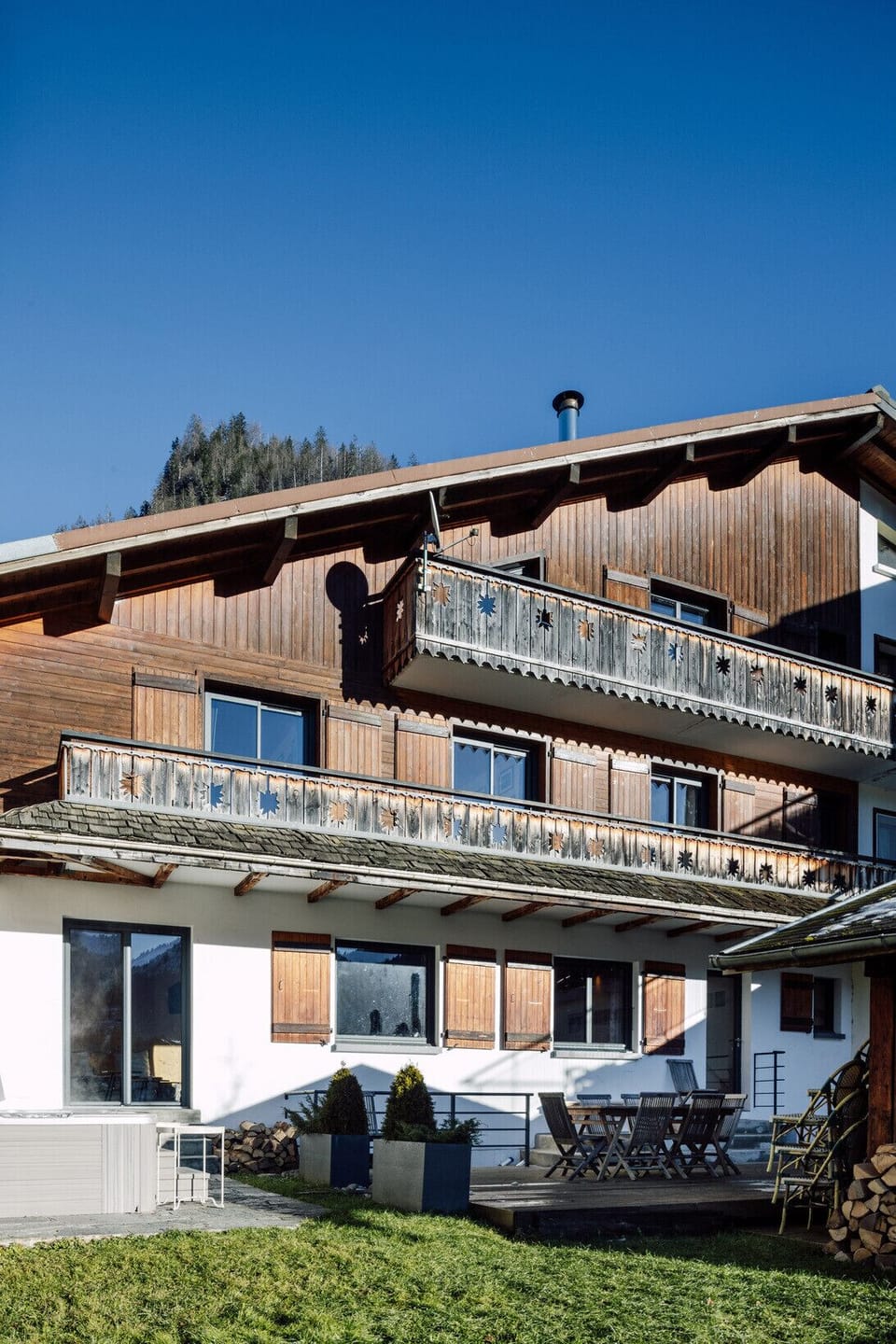 The garden of the Ride & Breakfast chalet has a wooden terrace, a jacuzzi area and a green area. There are bbq facilities in the summer, a table tennis table and a dartboard.
