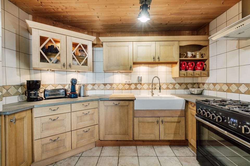 The Chalet Ride & Breakfast has a large, fully-equipped kitchen for 15 people, with all the equipment you need to prepare delicious meals. If you don't want to take care of the meals during your mountain holidays, you can call on our services: meal delivery, typical Savoyard dishes, home cooking, our solutions are numerous. Bon appétit!