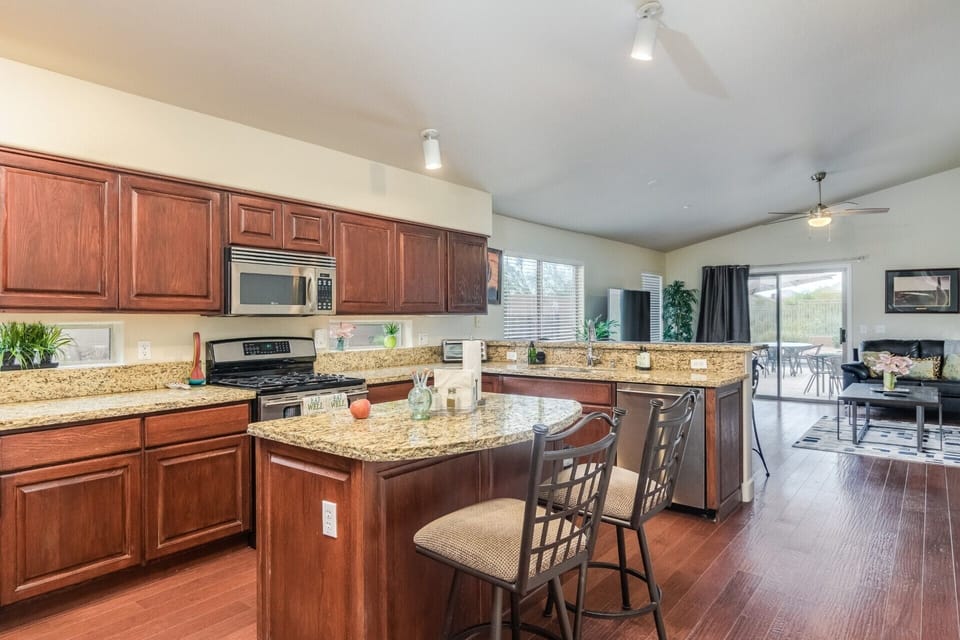 Kitchen and Breakfast counters