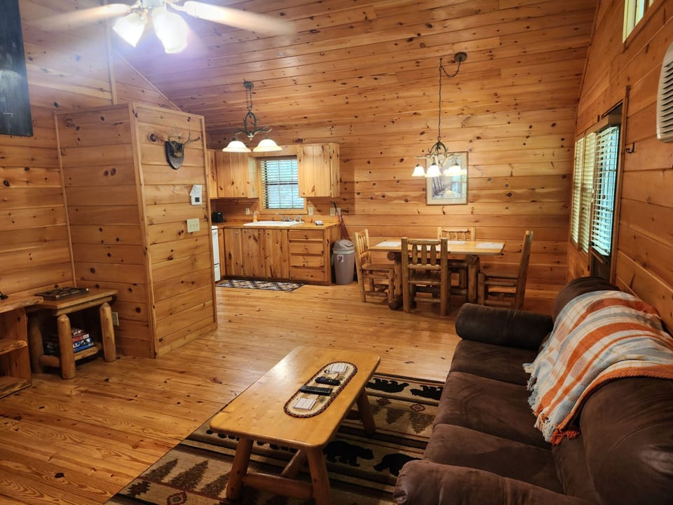 Livingroom view to kitchen/dining