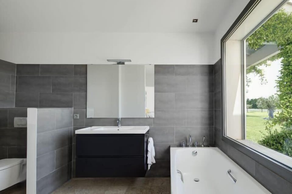 Private bathroom with shower tub and w.c