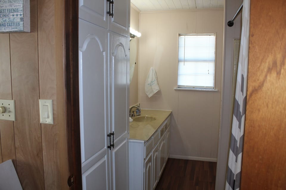2nd level full bathroom.