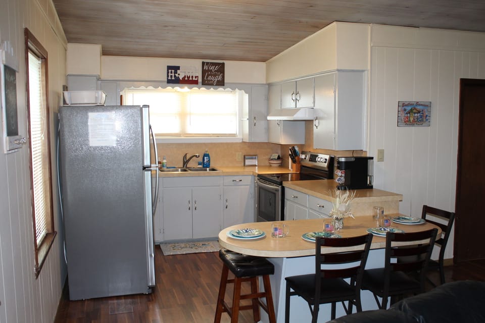 Fully equipped kitchen & dinette w/ stove, microwave, toaster, Keurig (+k-cups)